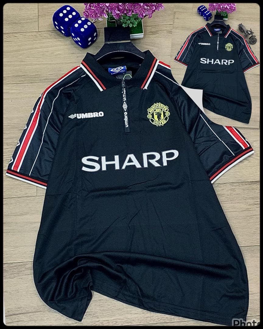Black Umbro Manchester United retro jersey with Sharp sponsor and crest.