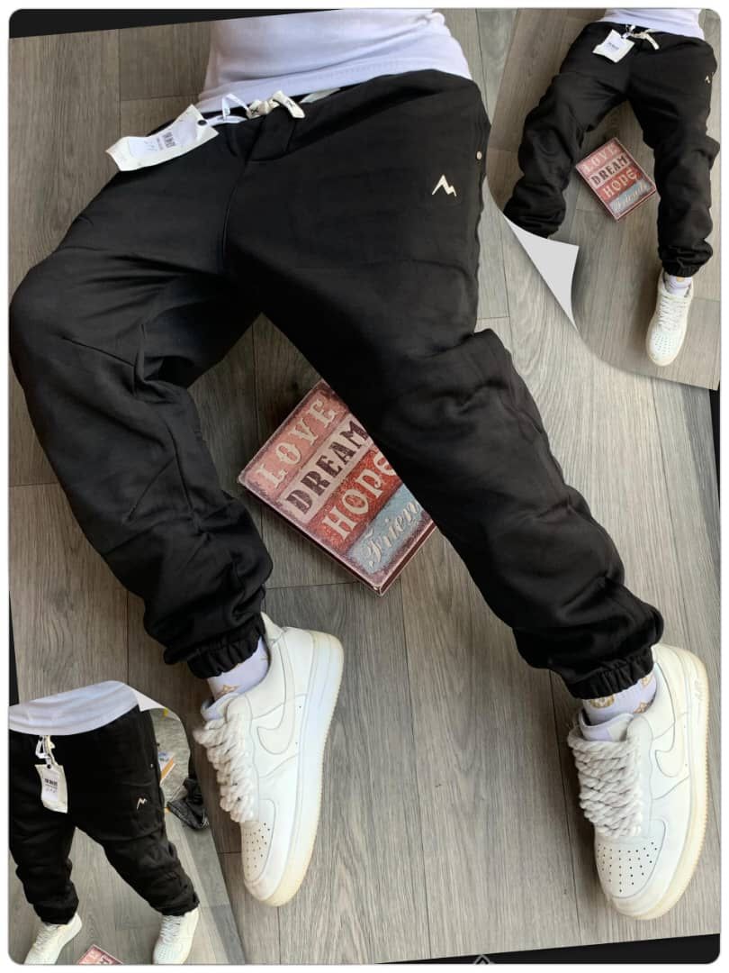 Peak Essential Joggers – Noir