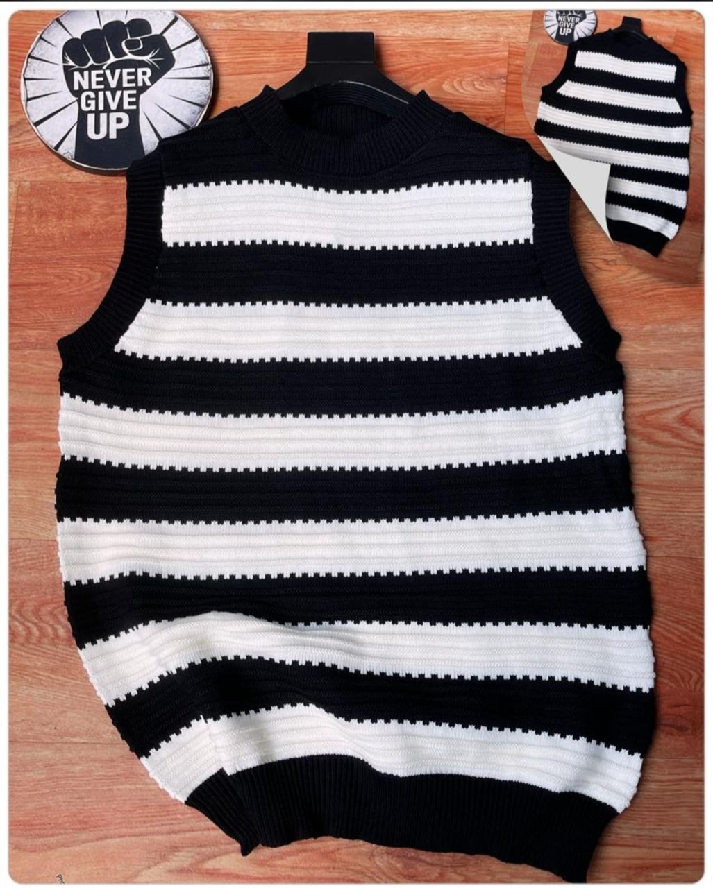 Linear-Serrated Sweater Vest (Black)