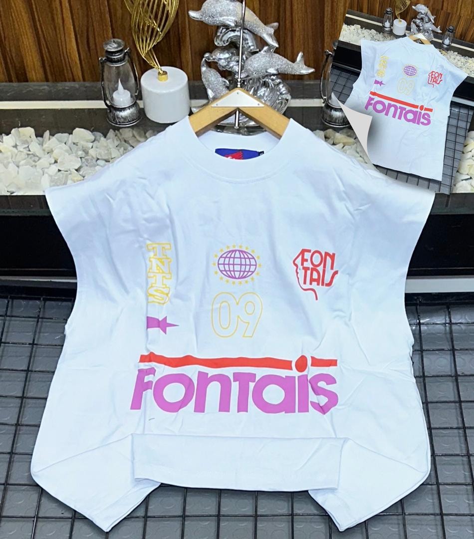 White oversized armless top with colorful Fontais, globe and 09 graphic prints.