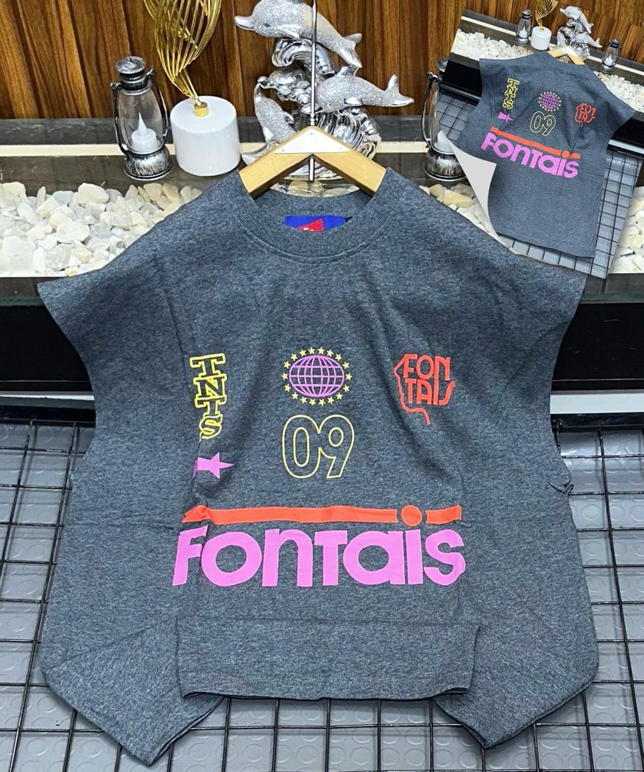 Gray oversized armless top with colorful Fontais, globe and 09 graphic prints.