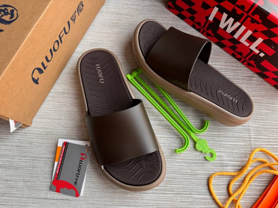 Brown Luofu platform slides in a flat lay with packaging and accessories.