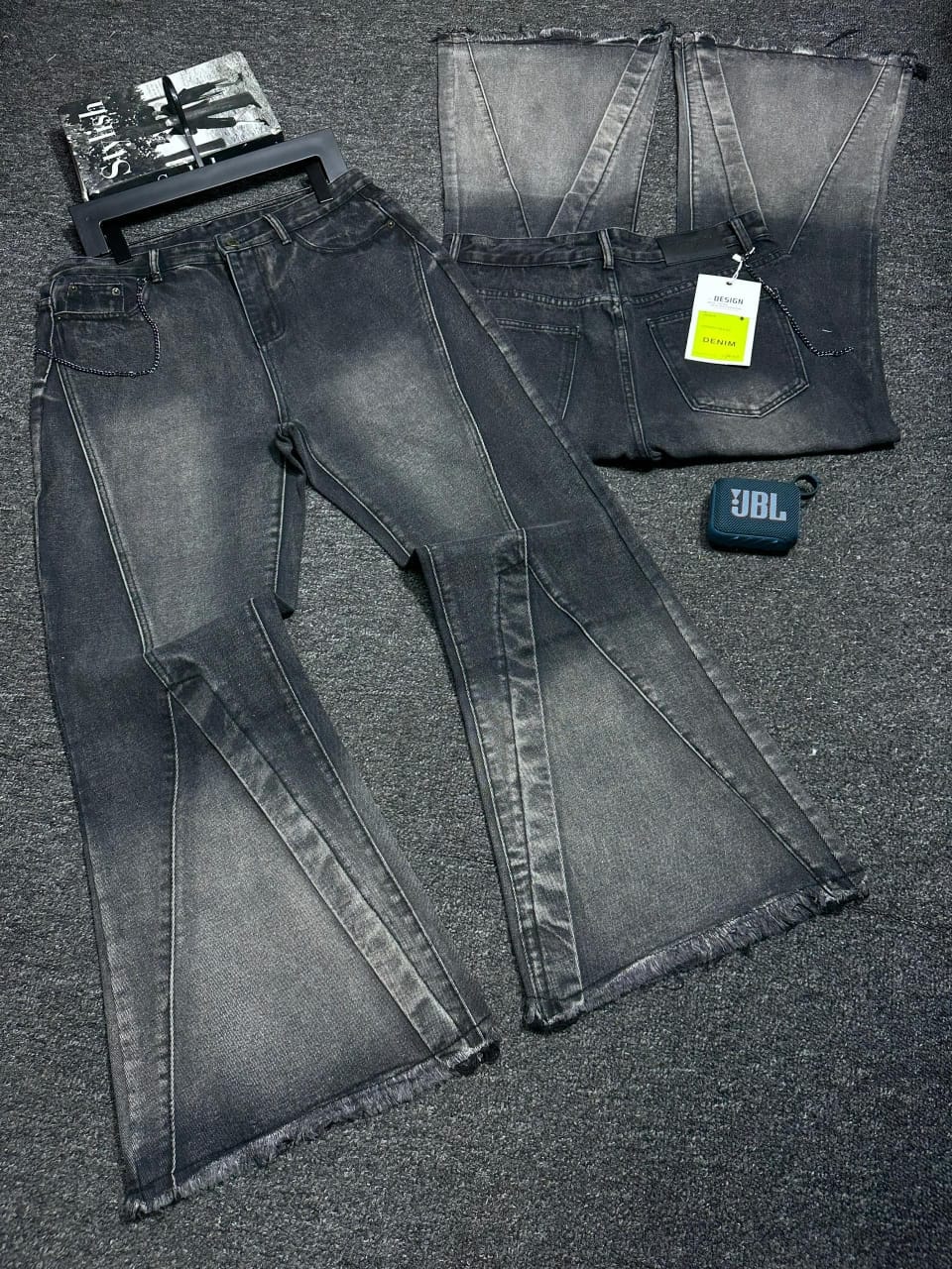 Baggy flared jeans in black wash with frayed hem and contrast stitching.