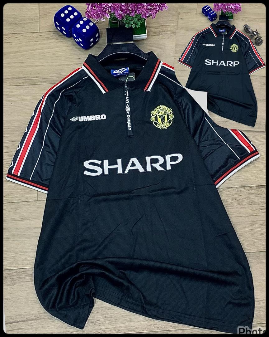 Black Umbro Manchester United retro jersey with Sharp sponsor and crest.
